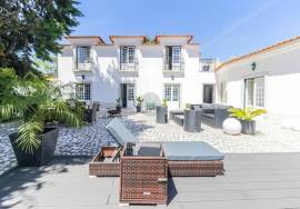 Luxury 5 bedroom villa with patio and tank-c. historic.