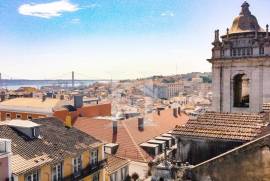 Apartamento T2+1 junto ao Elevador da Bica com Vista para o Tejo