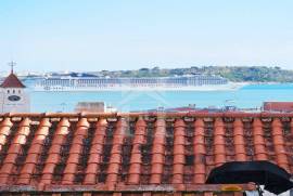 Apartamento T2+1 junto ao Elevador da Bica com Vista para o Tejo