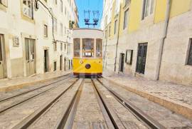 Apartamento T2+1 junto ao Elevador da Bica com Vista para o Tejo