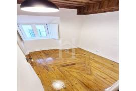 Apartamento T2+1 junto ao Elevador da Bica com Vista para o Tejo