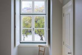 Investment opportunity in Lisbon iconic square, with estimated occupancy rate up to 95%.