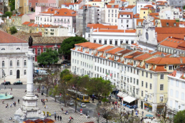 Investment opportunity in Lisbon iconic square, with estimated occupancy rate up to 95%.