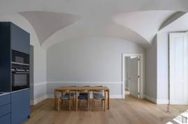 Investment opportunity in Lisbon iconic square, with estimated occupancy rate up to 95%.