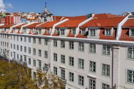 Investment opportunity in Lisbon iconic square, with estimated occupancy rate up to 95%.