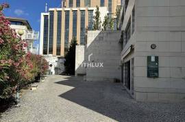Commercial shop for sale or rent - well located, large space, 78m2, natural light