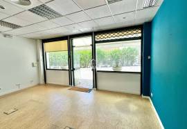 Commercial shop for sale or rent - well located, large space, 78m2, natural light