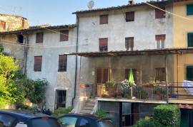 4 Bed House For Renovation for Sale In Capannori Lucca