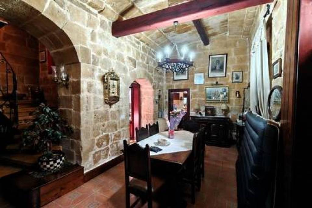 Birkirkara - Ready to move in corner house of character