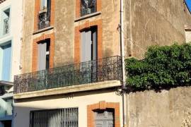 Excellent Visibility For This Commercial Premises With Shop Window Located In The Center Of The Village.