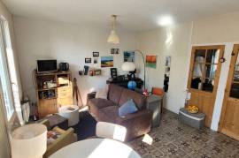 Charming Character Apartment With Courtyard And Commercial Premises.