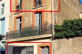 Charming Character Apartment With Courtyard And Commercial Premises.