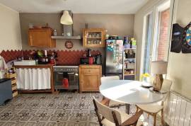 Charming Character Apartment With Courtyard And Commercial Premises.