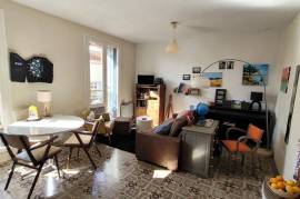 Charming Character Apartment With Courtyard And Commercial Premises.