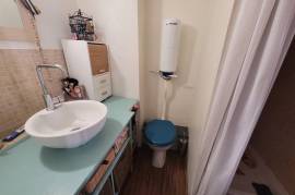 Charming Character Apartment With Courtyard And Commercial Premises.
