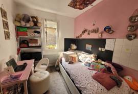 Charming Character Apartment With Courtyard And Commercial Premises.