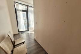 Charming Character Apartment With Courtyard And Commercial Premises.