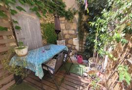 Charming Character Apartment With Courtyard And Commercial Premises.