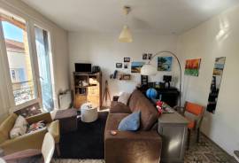 Charming Character Apartment With Courtyard And Commercial Premises.