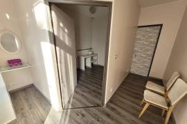 Charming Character Apartment With Courtyard And Commercial Premises.