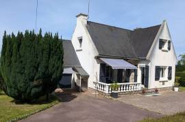 Detached House with Landscaped Garden