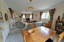 Modern Detached House with Garden