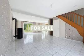 Modern Detached House with Garden