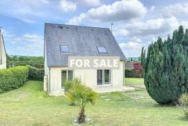Modern Detached House with Garden