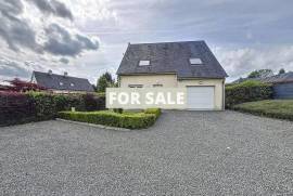 Modern Detached House with Garden