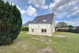 Modern Detached House with Garden
