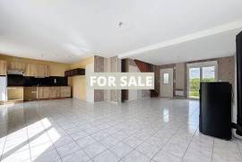 Modern Detached House with Garden