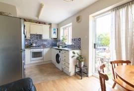 3 bedroom, Semi-detached house for sale