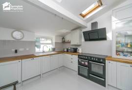 5 bedroom, Detached house for sale