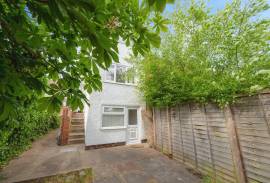 4 bedroom, End of terrace house for sale