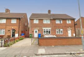 3 bedroom, Semi-detached house for sale