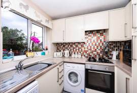 3 bedroom, Semi-detached house for sale