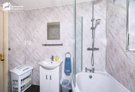 3 bedroom, Semi-detached house for sale