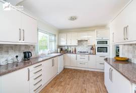 3 bedroom, Detached house for sale
