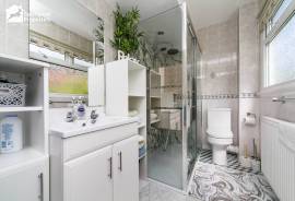 3 bedroom, Detached house for sale
