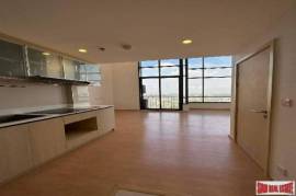 Maru Ekkamai 2 - Spacious 2-Bed Corner Unit, Prime Location near BTS Ekkamai