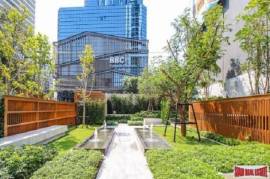 Maru Ekkamai 2 - Spacious 2-Bed Corner Unit, Prime Location near BTS Ekkamai