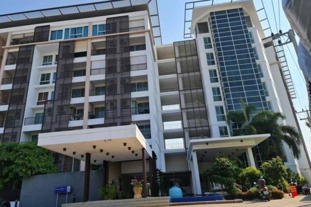 1 Bed, Well Furnished Top Floor Condo in Town