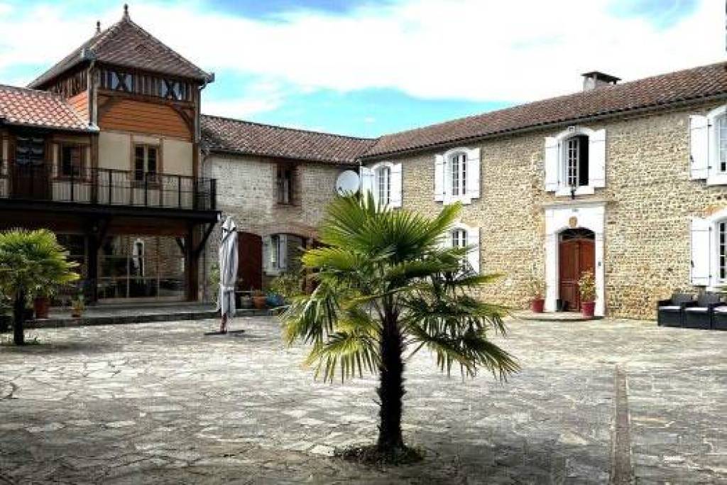 Unique property from 1780 on 4,25 hectares. Plenty of possibilities!