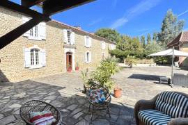 Unique property from 1780 on 4,25 hectares. Plenty of possibilities!