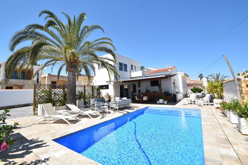 Prachtige gemoderniseerde villa met 5 slaapkamers in Ciudad Quesada