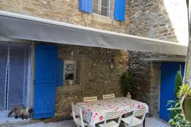 Spacious Fully Renovated Character House With 160 M2 Of Living Space, 5 Bedrooms And A Charming Private Courtyard In A Pleasant Village.