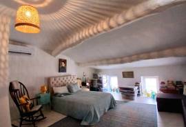 Spacious Fully Renovated Character House With 160 M2 Of Living Space, 5 Bedrooms And A Charming Private Courtyard In A Pleasant Village.