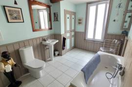 A Fully Renovated Former Winegrower's House With 158 M2 Of Living Space, A Lovely Terrace And Courtyard, Plus A Garage.