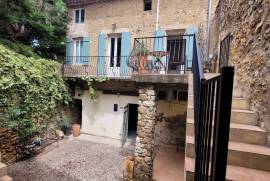 A Fully Renovated Former Winegrower's House With 158 M2 Of Living Space, A Lovely Terrace And Courtyard, Plus A Garage.