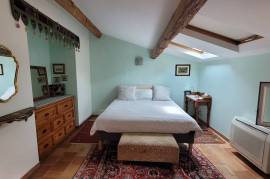 A Fully Renovated Former Winegrower's House With 158 M2 Of Living Space, A Lovely Terrace And Courtyard, Plus A Garage.